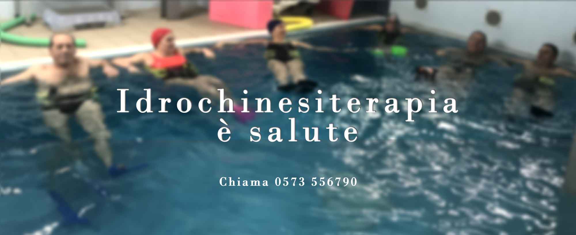 Persone che svolgono esercizi di idrochinesiterapia in piscina con attrezzi galleggianti colorati