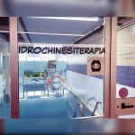 Ingresso di una piscina dedicata all’idrochinesiterapia con area terapeutica attrezzata per riabilitazione motoria ed esercizi in acqua.