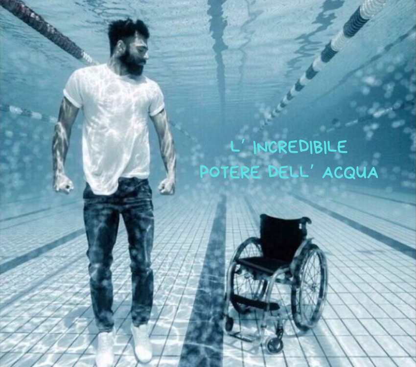 Uomo in piedi sott’acqua in piscina accanto a una sedia a rotelle, simbolo del recupero motorio attraverso l’idrochinesiterapia